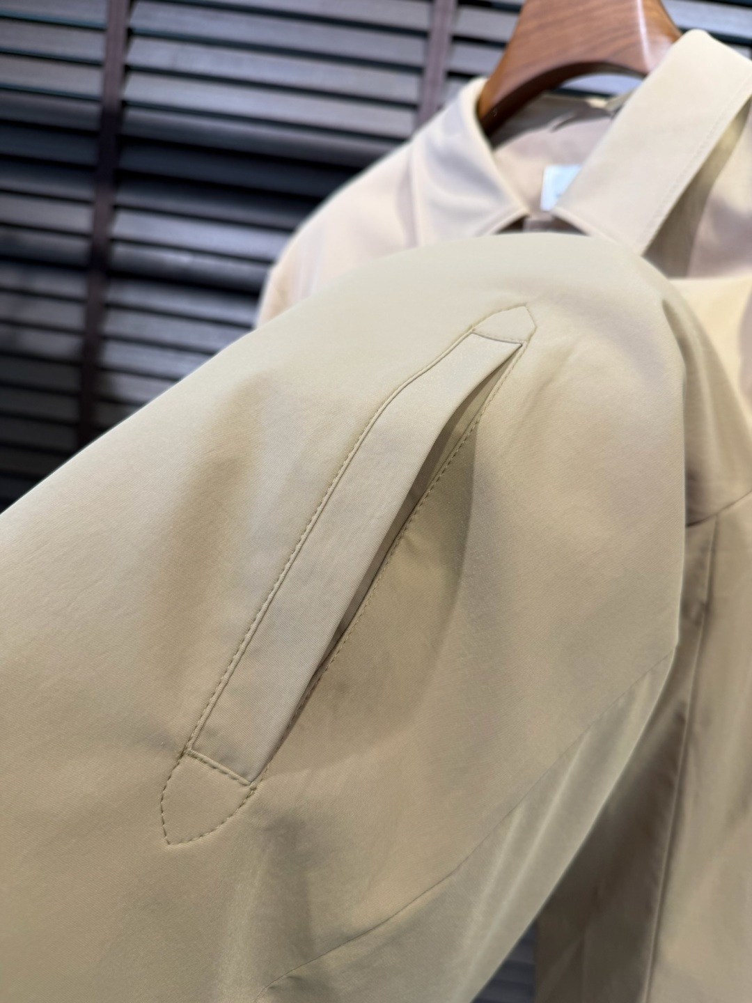 Bur&巴宝🎁2026SS新款夹克外套。柜子最新款，翻领设计，商务与休闲兼并；采用定制魂混纺桑蚕丝夹克面