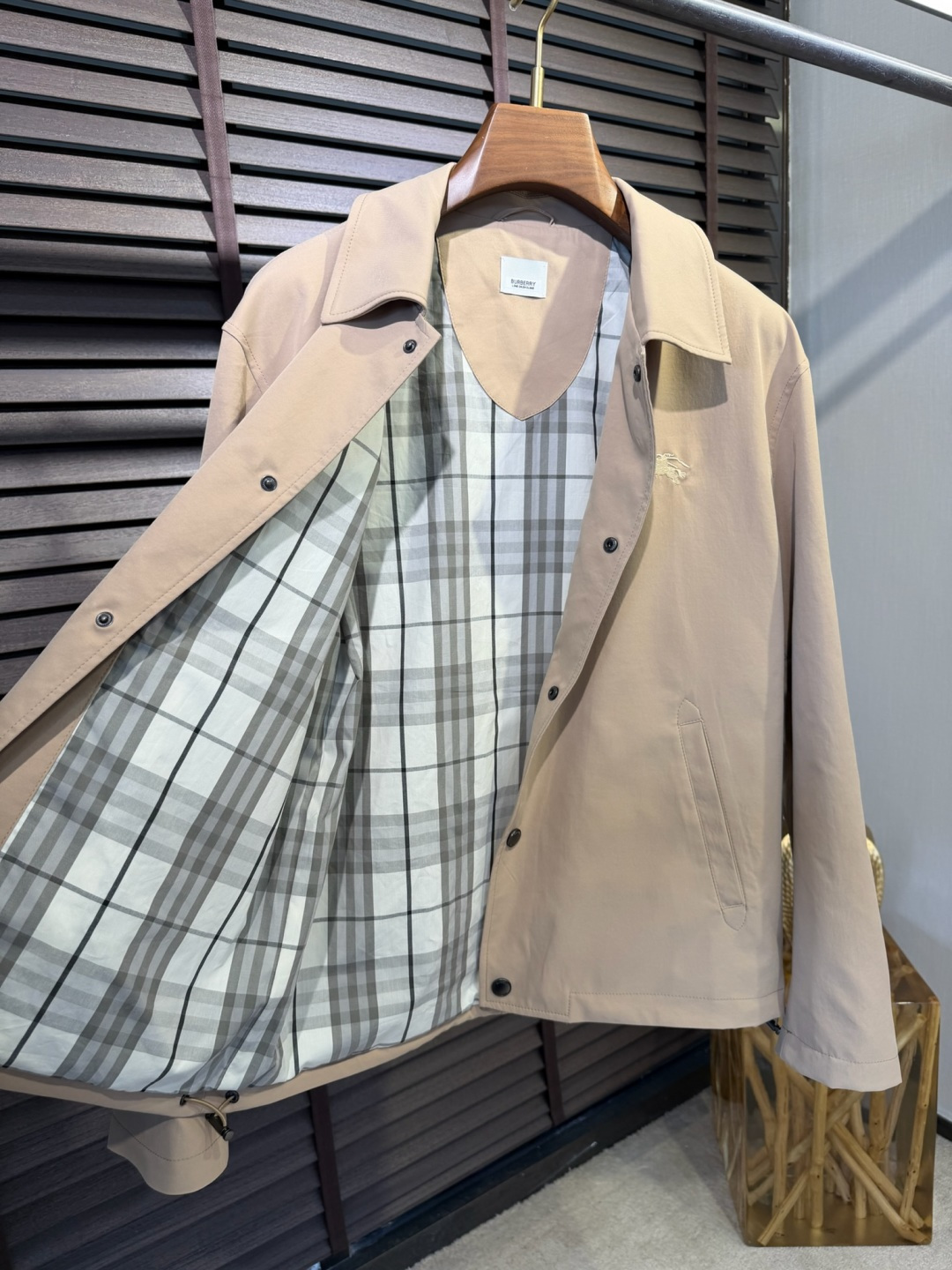 Bur&巴宝🎁2026SS新款夹克外套。柜子最新款，翻领设计，商务与休闲兼并；采用定制魂混纺桑蚕丝夹克面