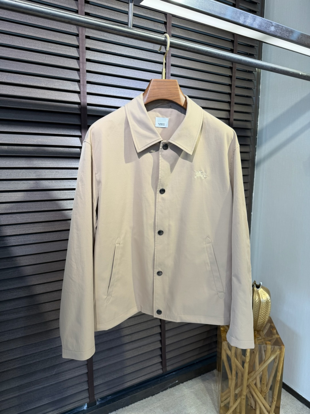 Bur&巴宝🎁2026SS新款夹克外套。柜子最新款，翻领设计，商务与休闲兼并；采用定制魂混纺桑蚕丝夹克面