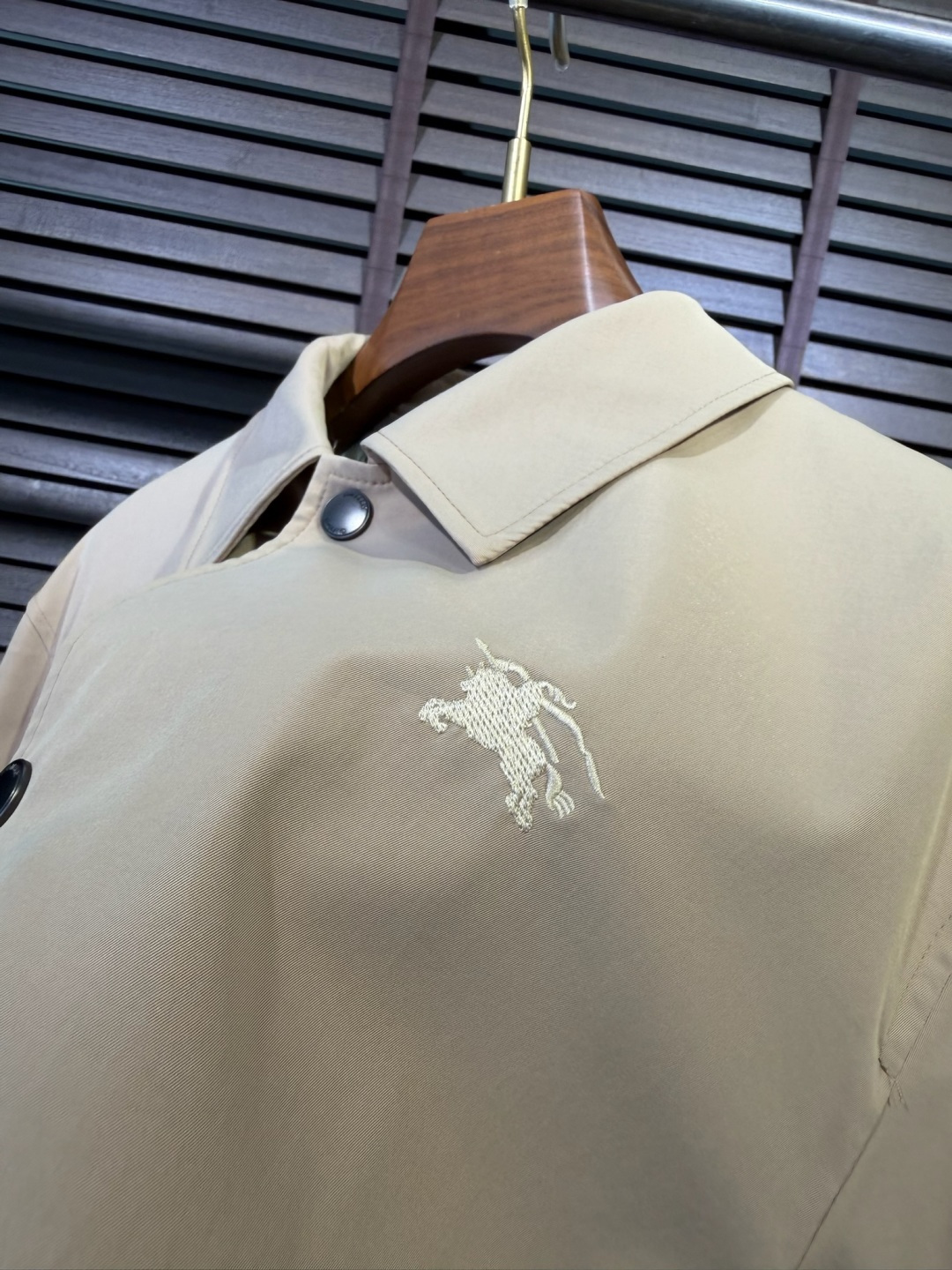 Bur&巴宝🎁2026SS新款夹克外套。柜子最新款，翻领设计，商务与休闲兼并；采用定制魂混纺桑蚕丝夹克面