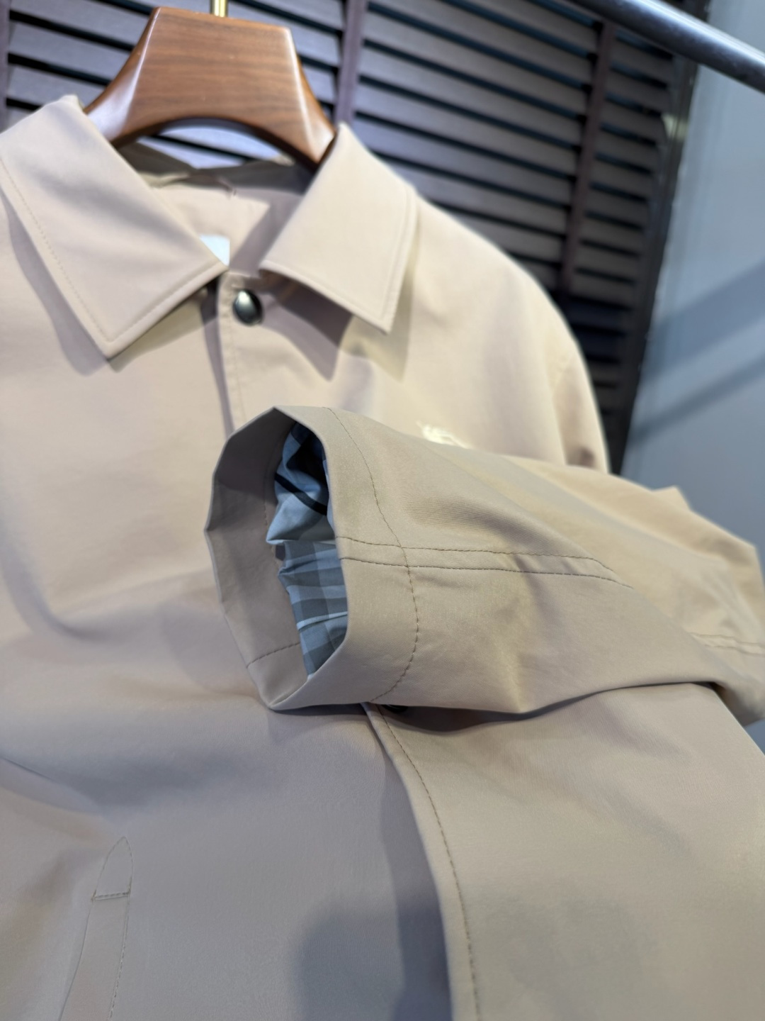 Bur&巴宝🎁2026SS新款夹克外套。柜子最新款，翻领设计，商务与休闲兼并；采用定制魂混纺桑蚕丝夹克面