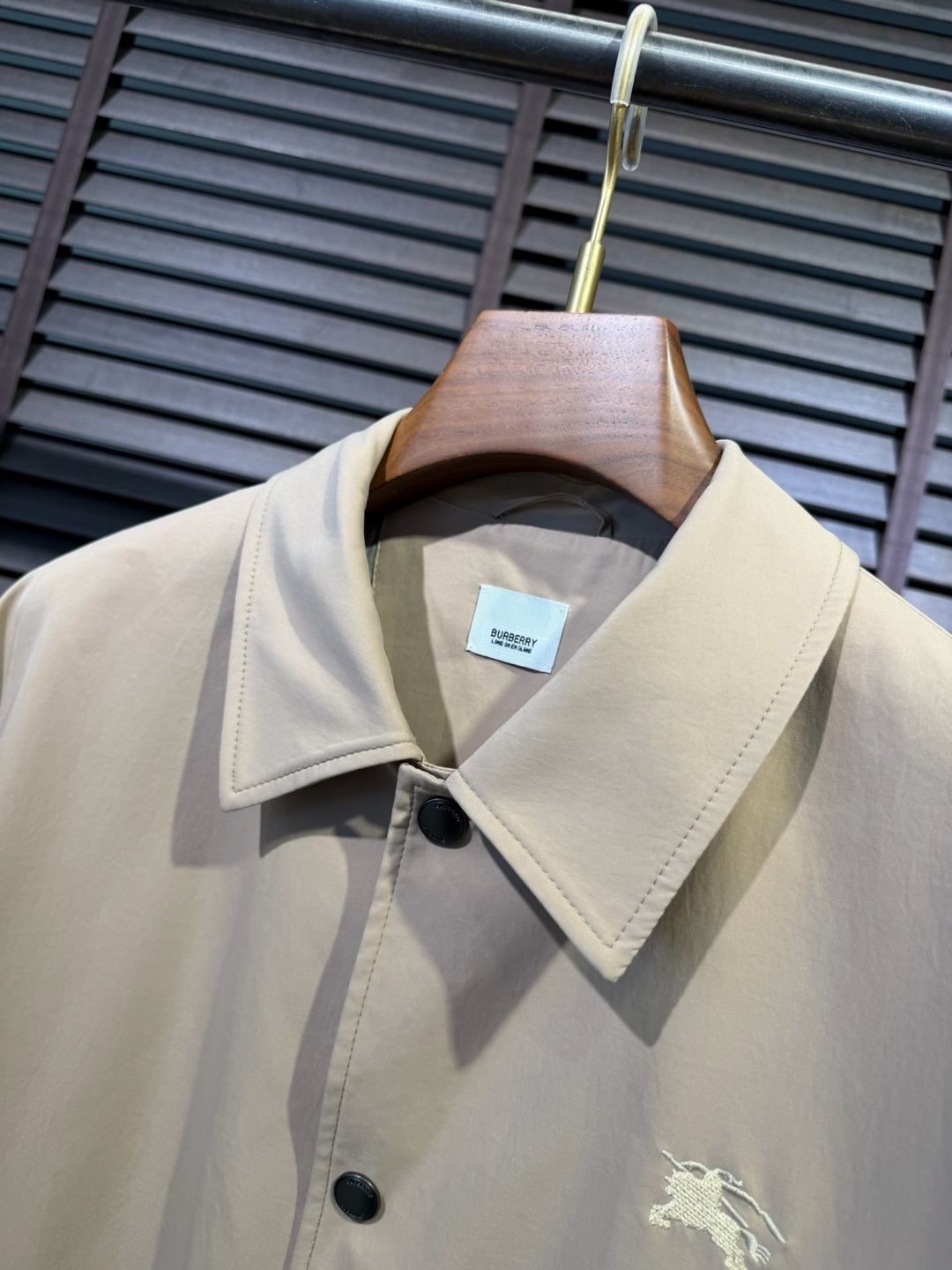 Bur&巴宝🎁2026SS新款夹克外套。柜子最新款，翻领设计，商务与休闲兼并；采用定制魂混纺桑蚕丝夹克面