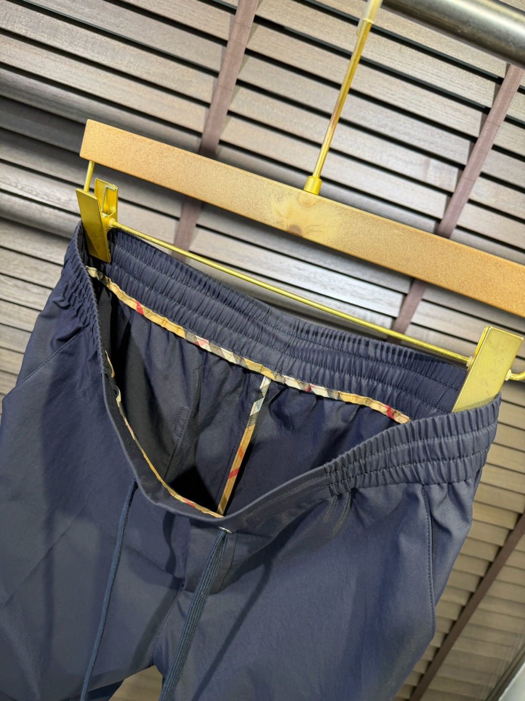 Bur&巴宝🎁2026SS新款休闲长裤。柜子最新款。采用定制锦纶➕桑蚕丝➕锦纶混合面料，立挺有型，自带清