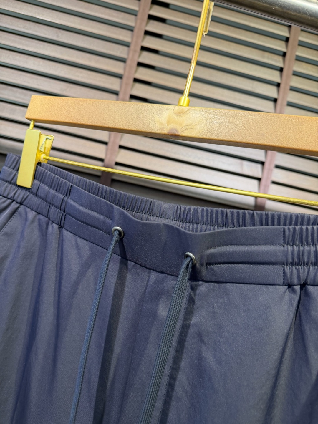 Bur&巴宝🎁2026SS新款休闲长裤。柜子最新款。采用定制锦纶➕桑蚕丝➕锦纶混合面料，立挺有型，自带清