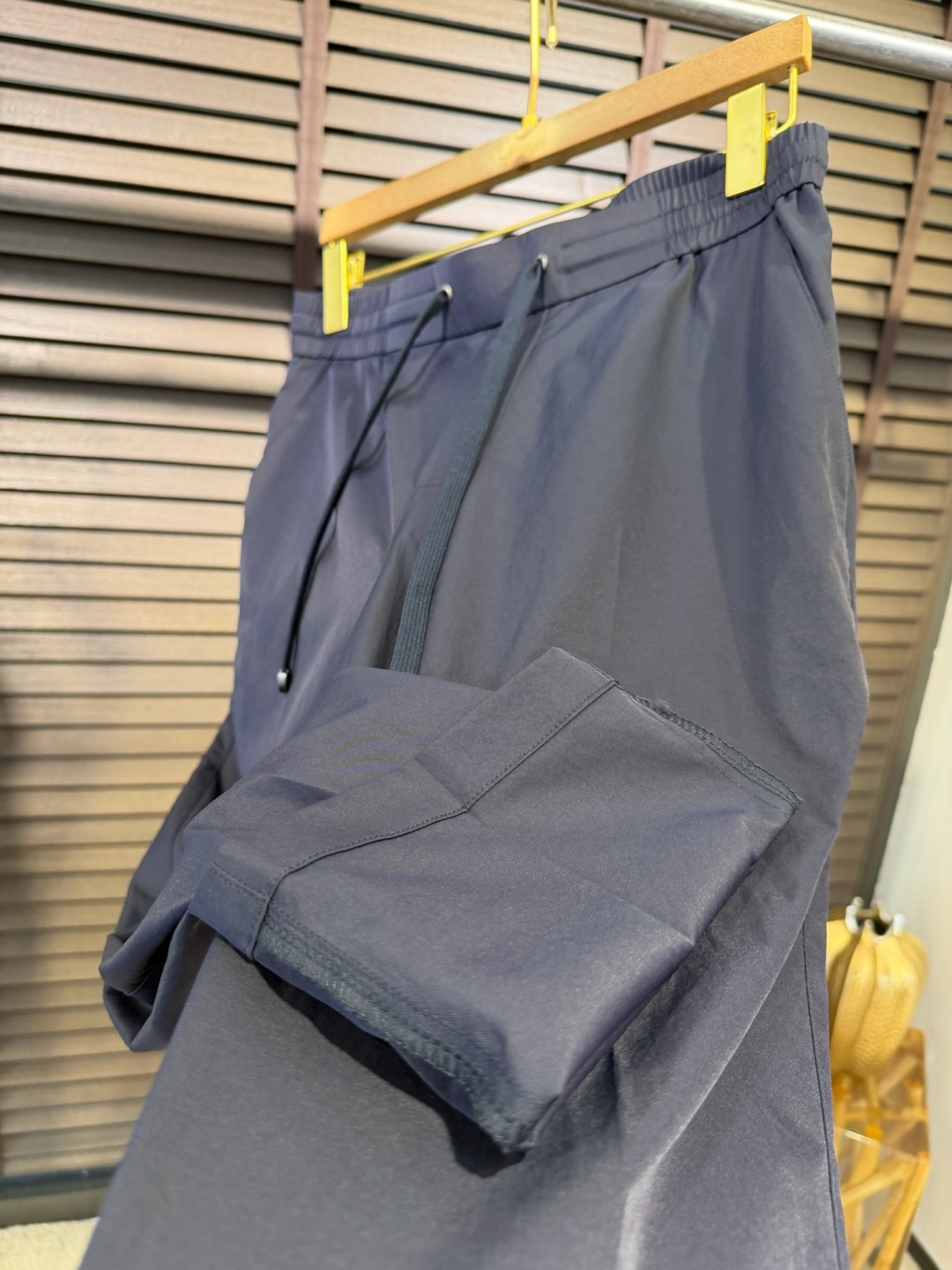 Bur&巴宝🎁2026SS新款休闲长裤。柜子最新款。采用定制锦纶➕桑蚕丝➕锦纶混合面料，立挺有型，自带清