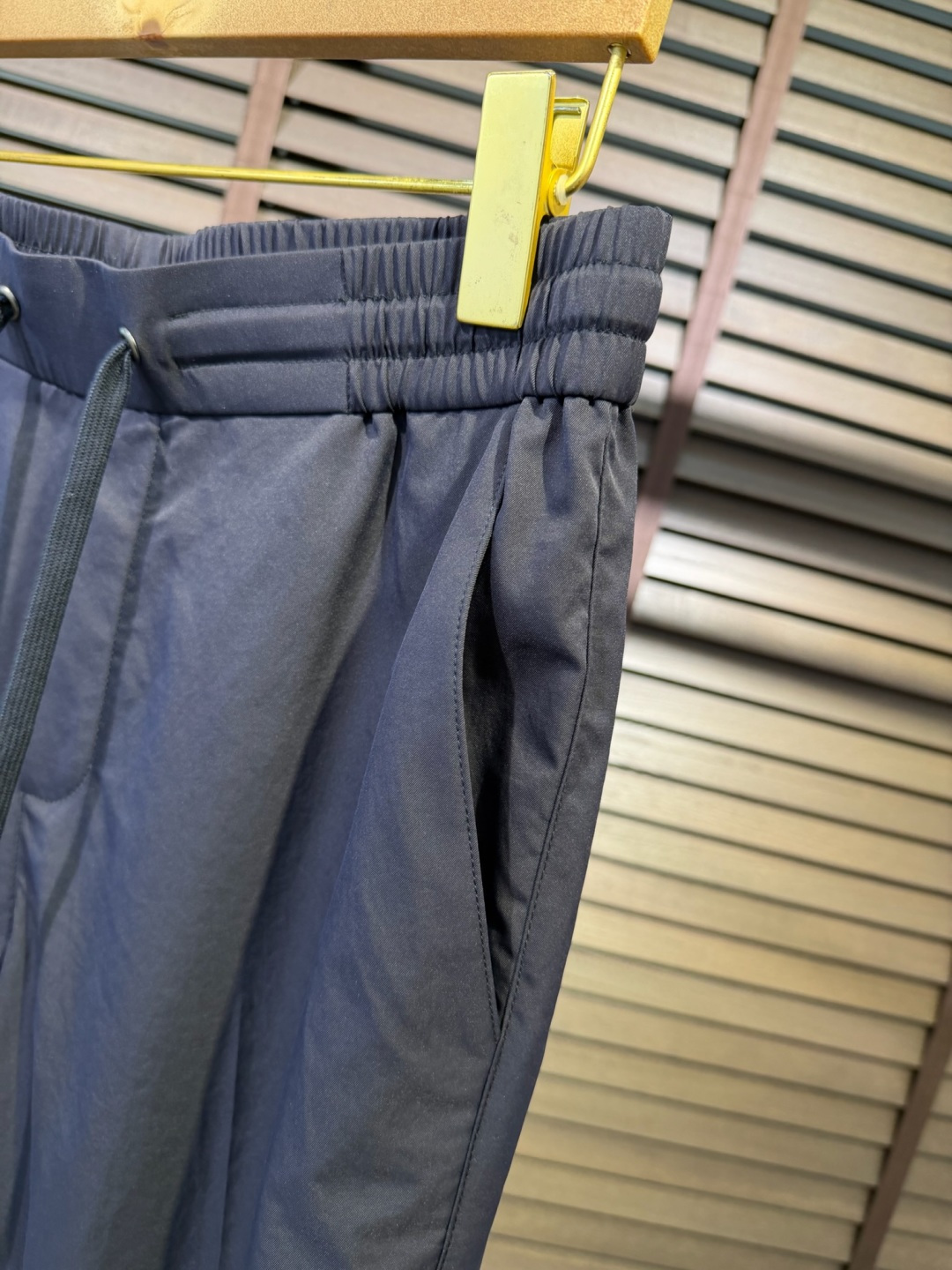 Bur&巴宝🎁2026SS新款休闲长裤。柜子最新款。采用定制锦纶➕桑蚕丝➕锦纶混合面料，立挺有型，自带清