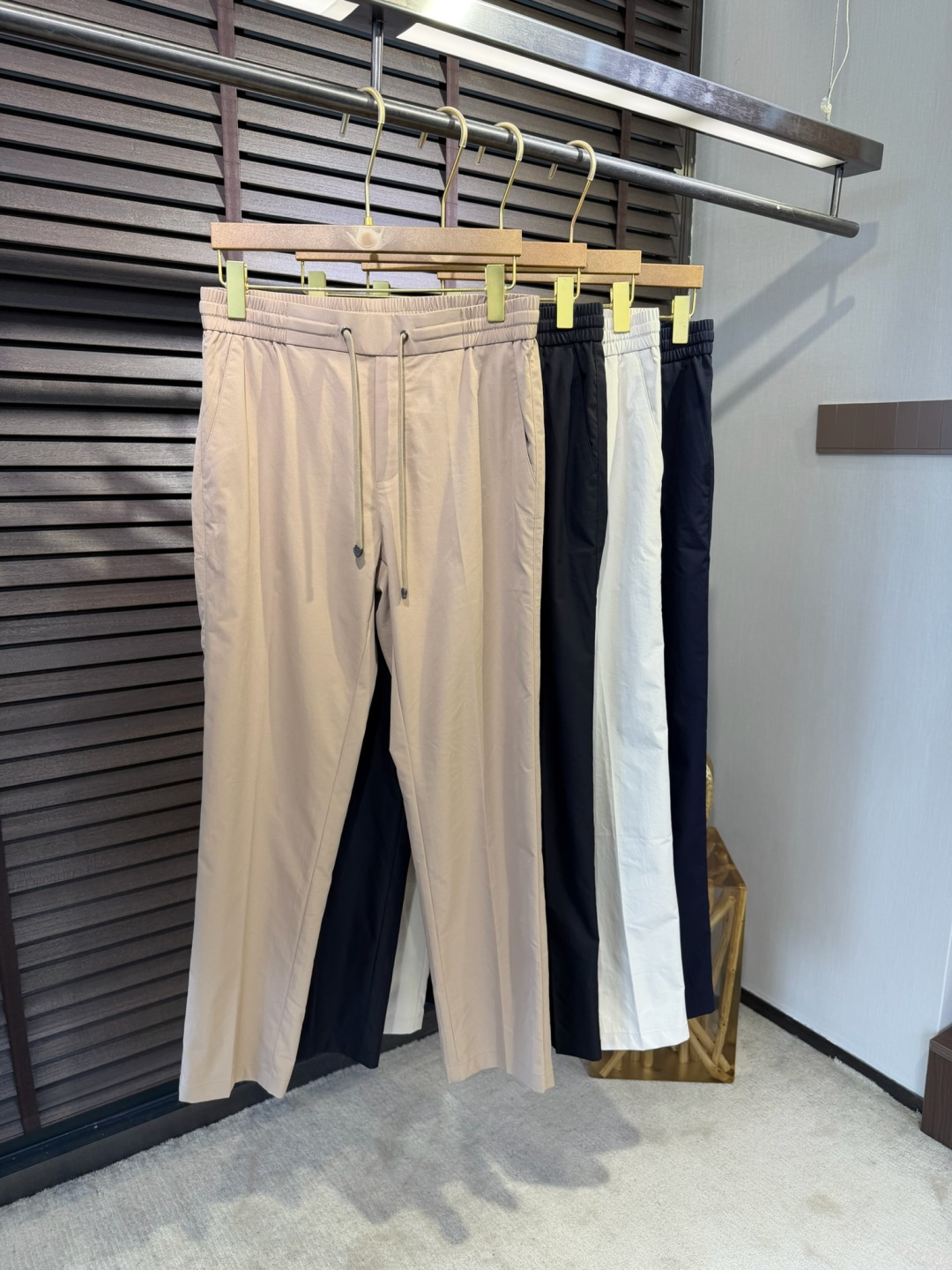 Bur&巴宝🎁2026SS新款休闲长裤。柜子最新款。采用定制锦纶➕桑蚕丝➕锦纶混合面料，立挺有型，自带清