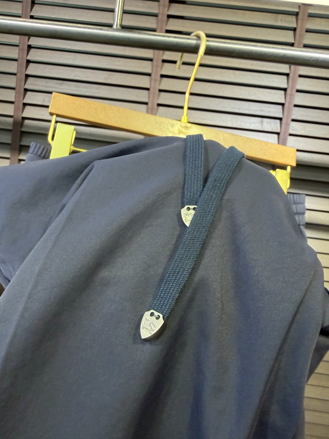 Bur&巴宝🎁2026SS新款休闲长裤。柜子最新款。采用定制锦纶➕桑蚕丝➕锦纶混合面料，立挺有型，自带清