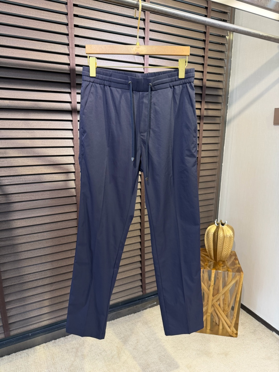 Bur&巴宝🎁2026SS新款休闲长裤。柜子最新款。采用定制锦纶➕桑蚕丝➕锦纶混合面料，立挺有型，自带清