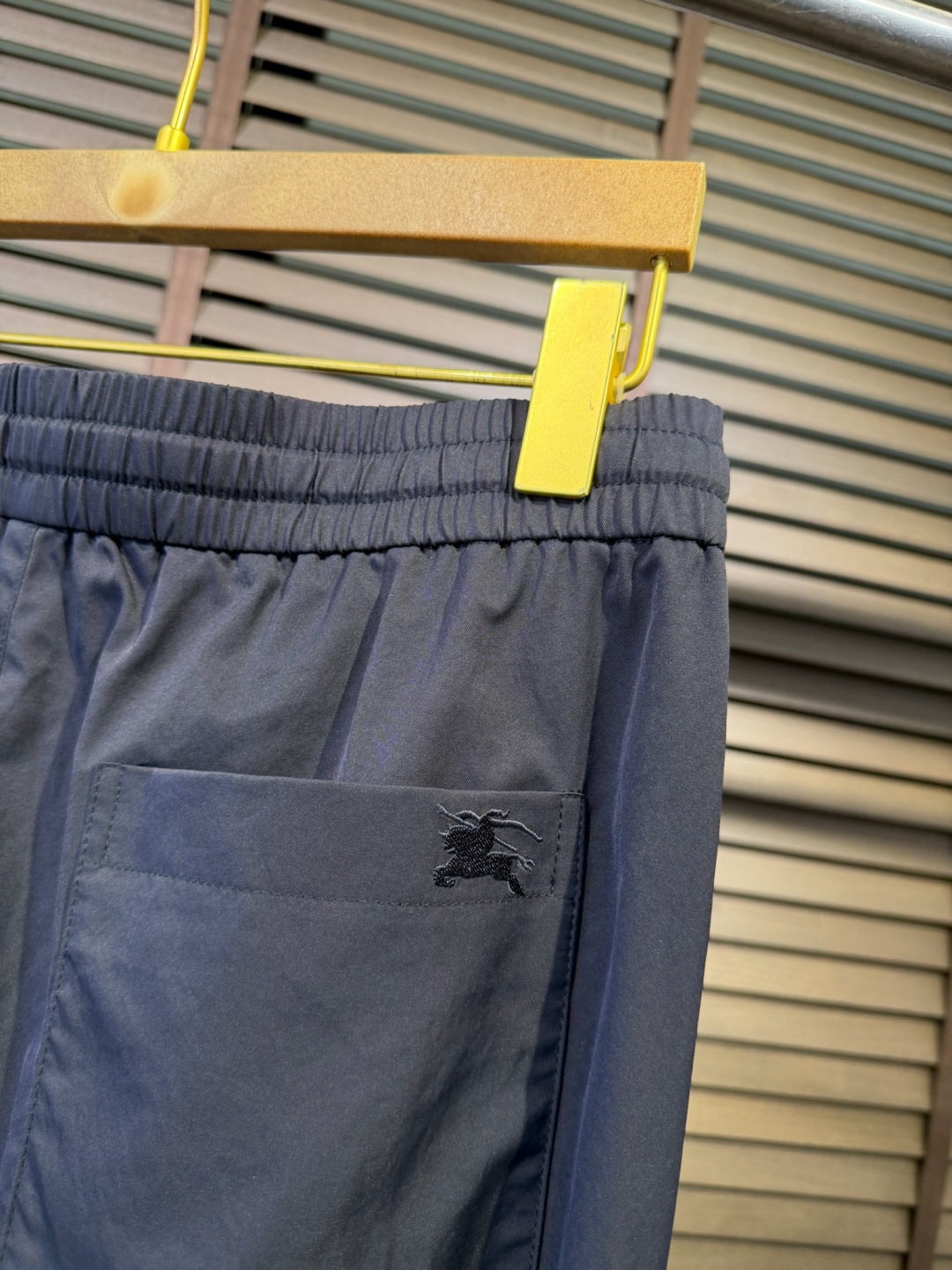 Bur&巴宝🎁2026SS新款休闲长裤。柜子最新款。采用定制锦纶➕桑蚕丝➕锦纶混合面料，立挺有型，自带清