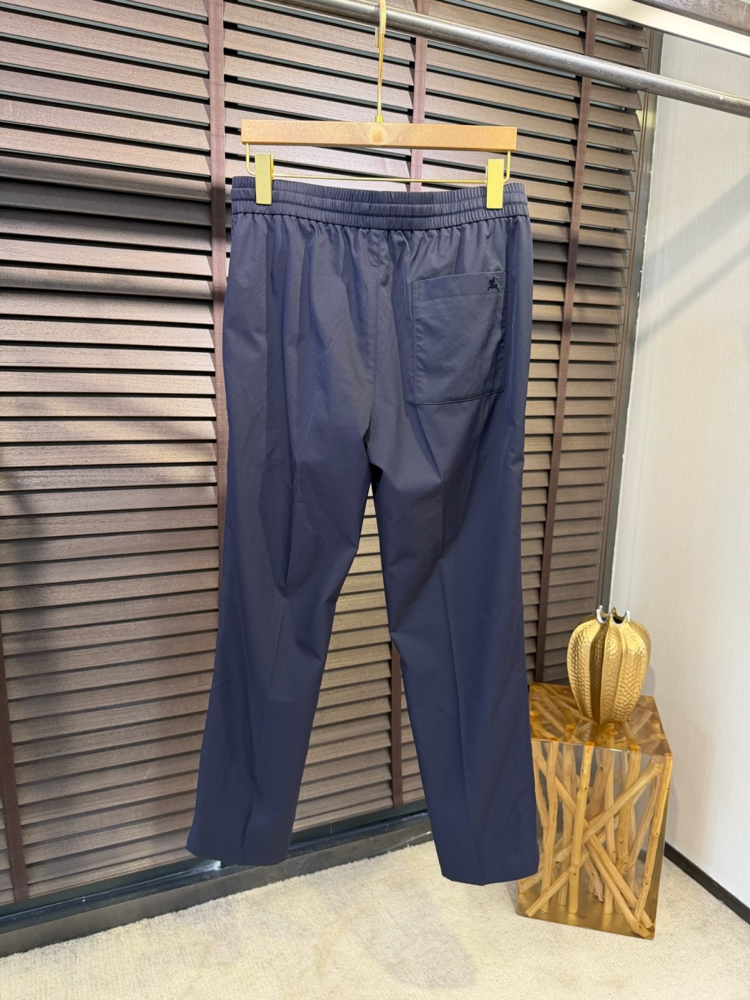 Bur&巴宝🎁2026SS新款休闲长裤。柜子最新款。采用定制锦纶➕桑蚕丝➕锦纶混合面料，立挺有型，自带清