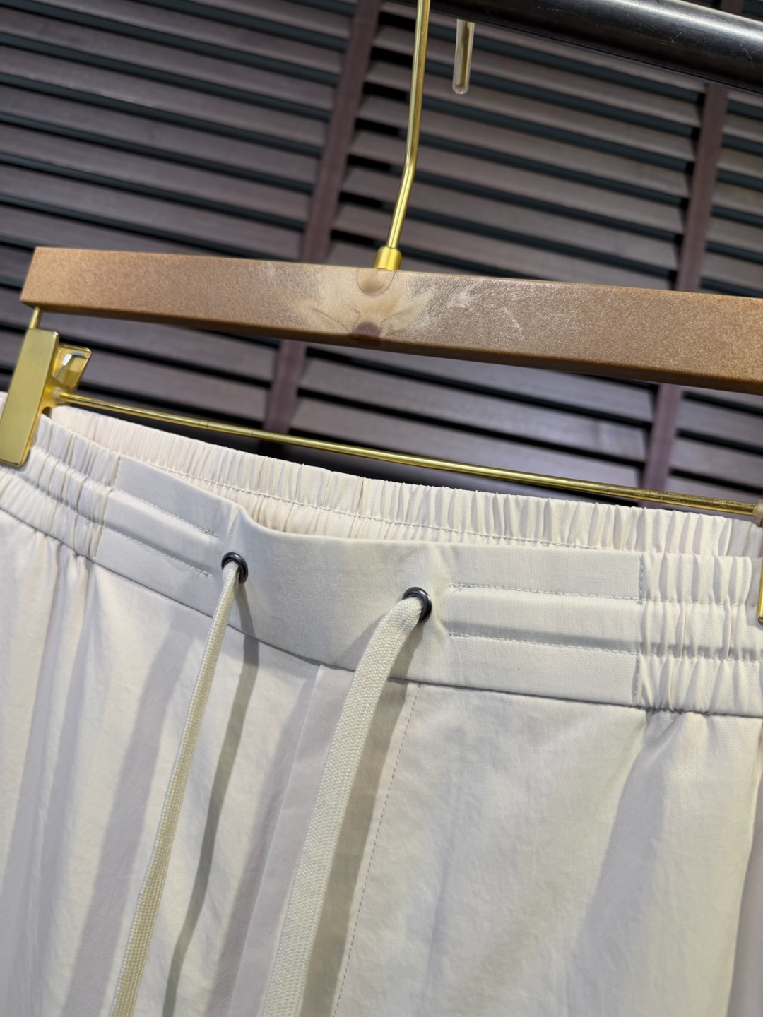 Bur&巴宝🎁2026SS新款休闲长裤。柜子最新款。采用定制锦纶➕桑蚕丝➕锦纶混合面料，立挺有型，自带清