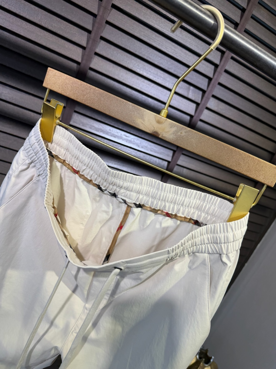 Bur&巴宝🎁2026SS新款休闲长裤。柜子最新款。采用定制锦纶➕桑蚕丝➕锦纶混合面料，立挺有型，自带清