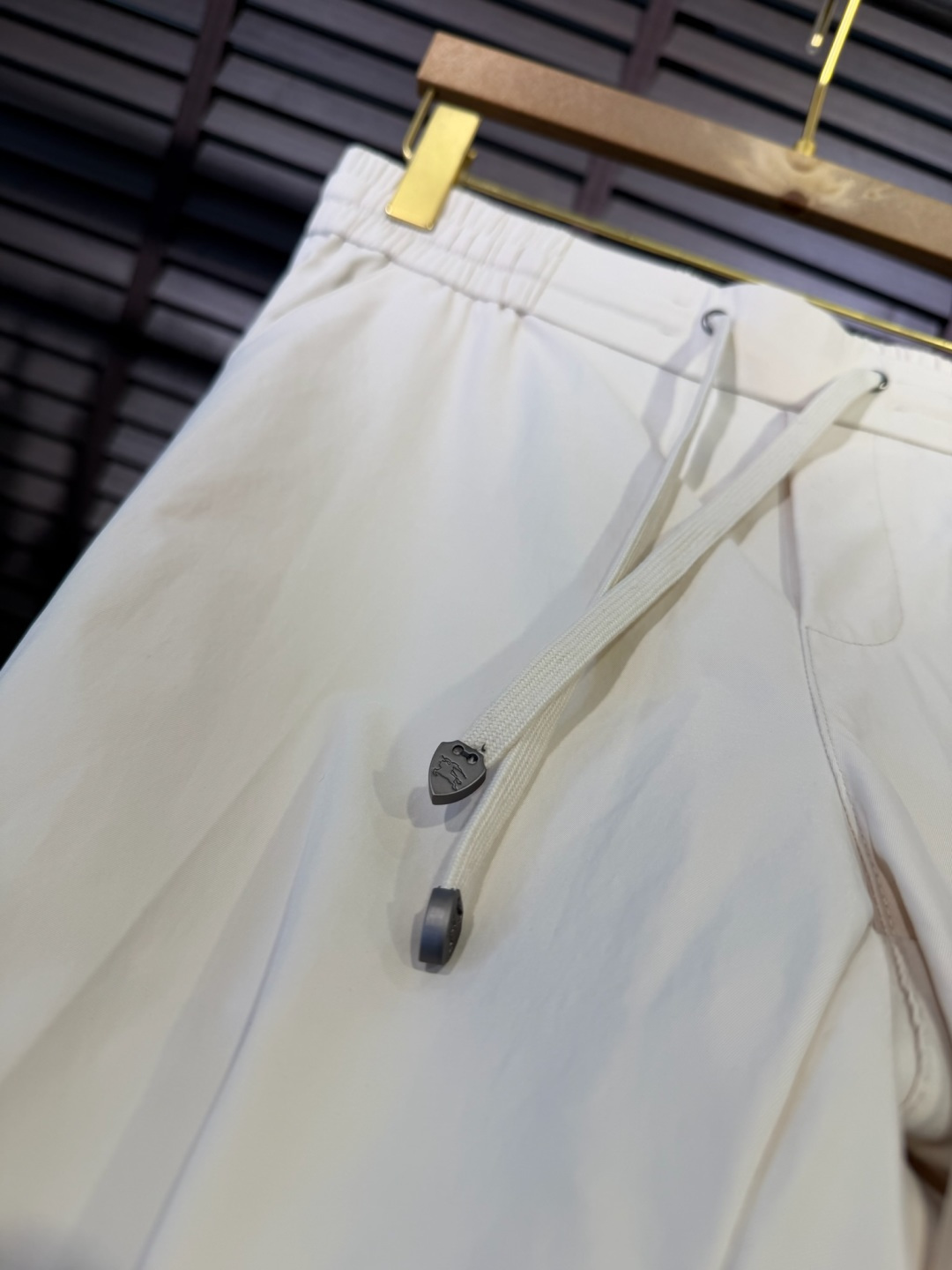 Bur&巴宝🎁2026SS新款休闲长裤。柜子最新款。采用定制锦纶➕桑蚕丝➕锦纶混合面料，立挺有型，自带清