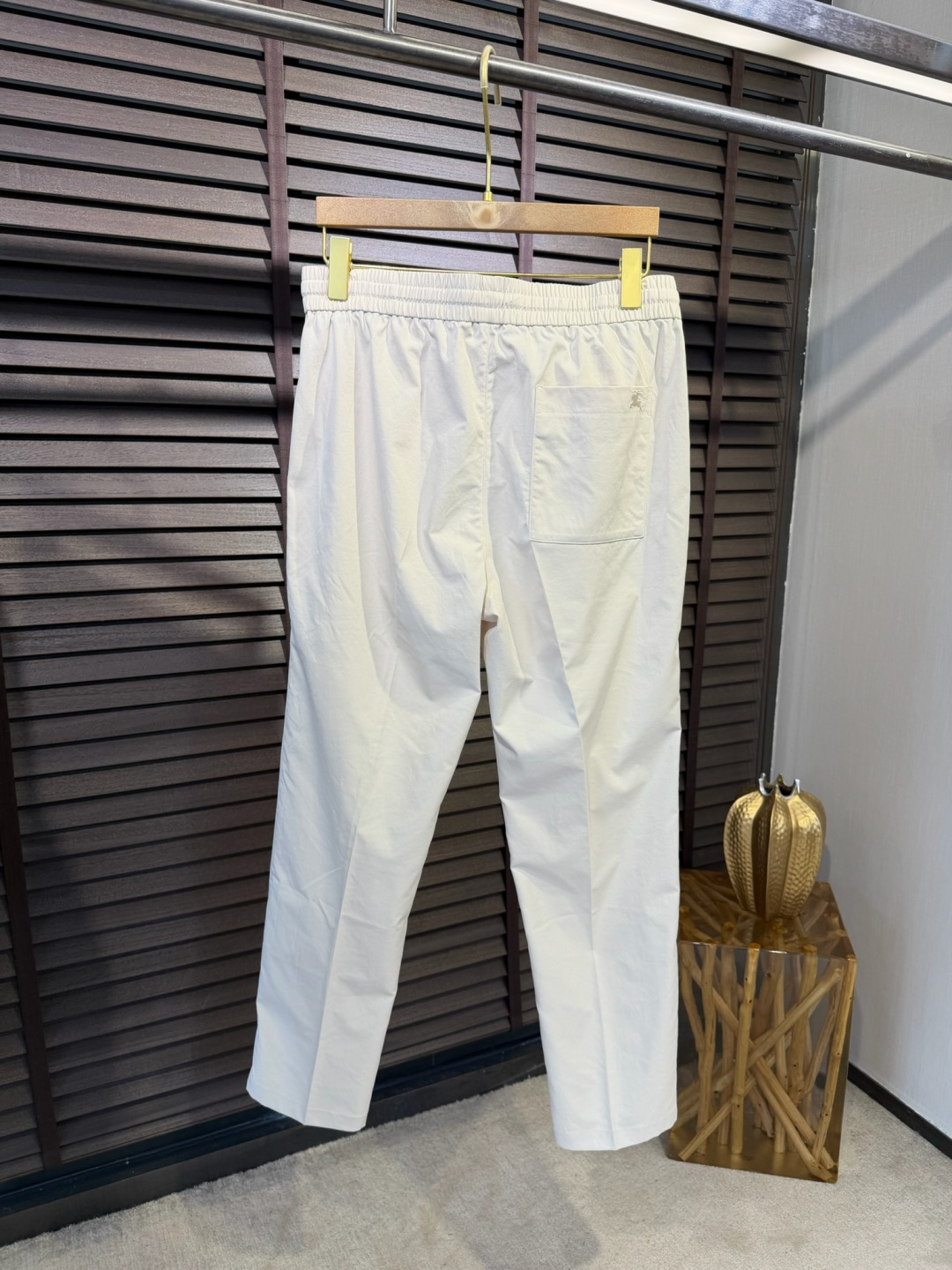 Bur&巴宝🎁2026SS新款休闲长裤。柜子最新款。采用定制锦纶➕桑蚕丝➕锦纶混合面料，立挺有型，自带清