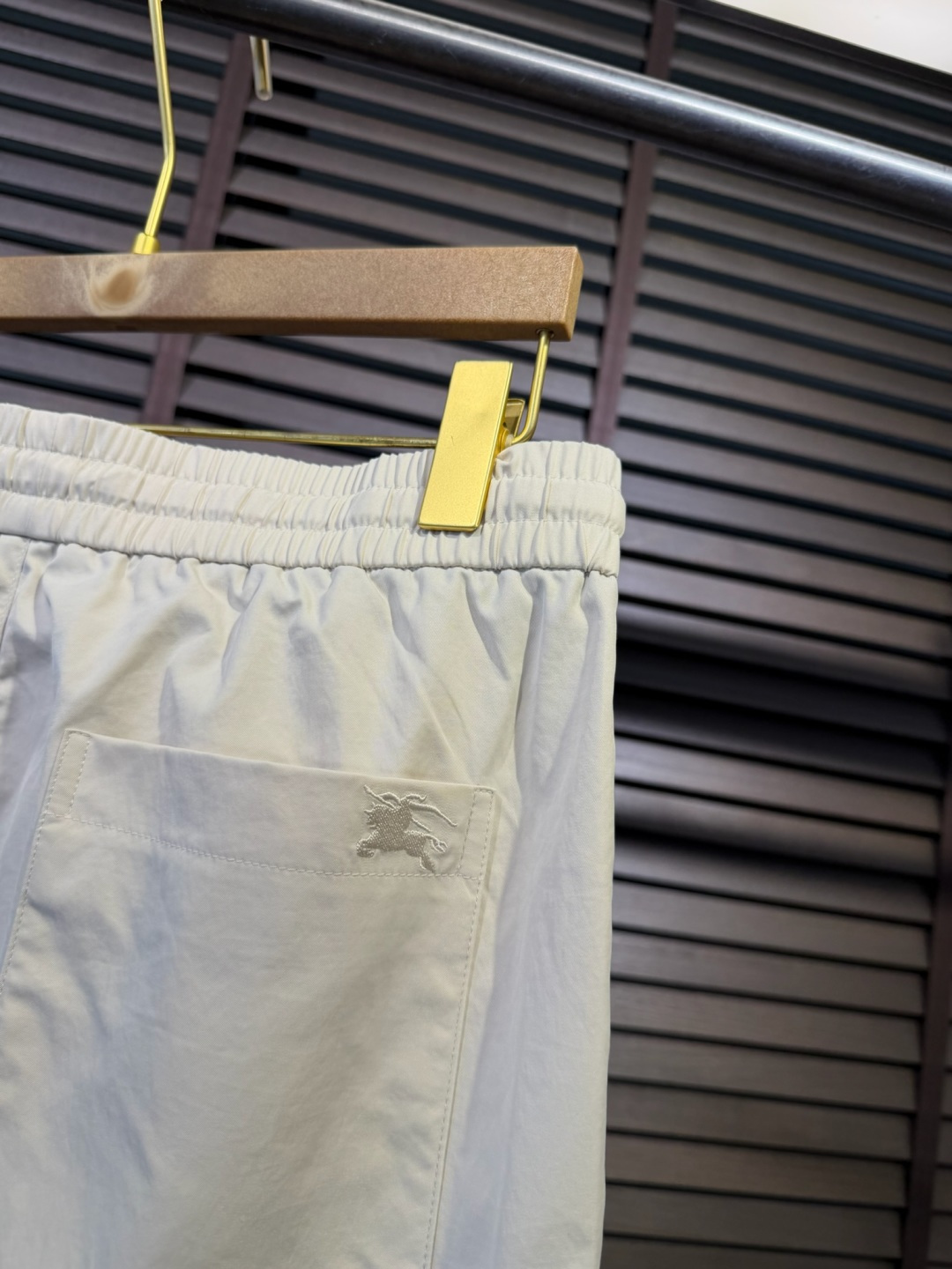 Bur&巴宝🎁2026SS新款休闲长裤。柜子最新款。采用定制锦纶➕桑蚕丝➕锦纶混合面料，立挺有型，自带清