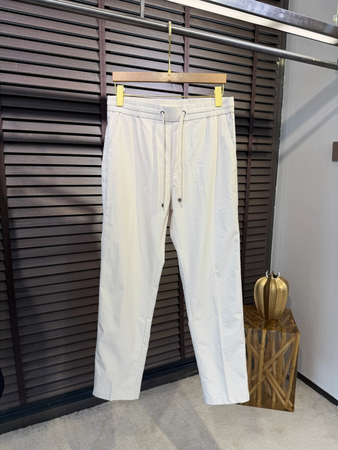 Bur&巴宝🎁2026SS新款休闲长裤。柜子最新款。采用定制锦纶➕桑蚕丝➕锦纶混合面料，立挺有型，自带清