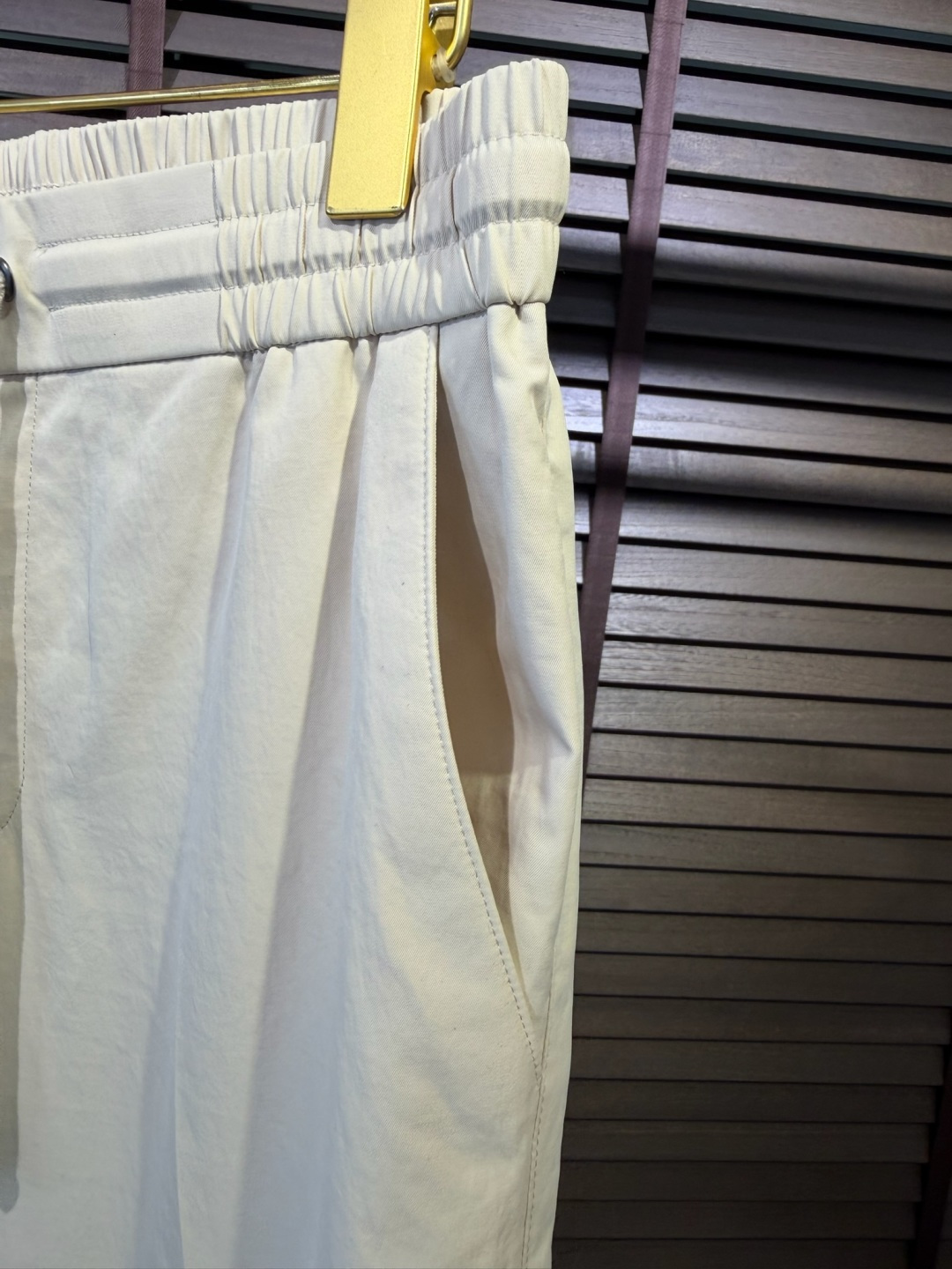 Bur&巴宝🎁2026SS新款休闲长裤。柜子最新款。采用定制锦纶➕桑蚕丝➕锦纶混合面料，立挺有型，自带清