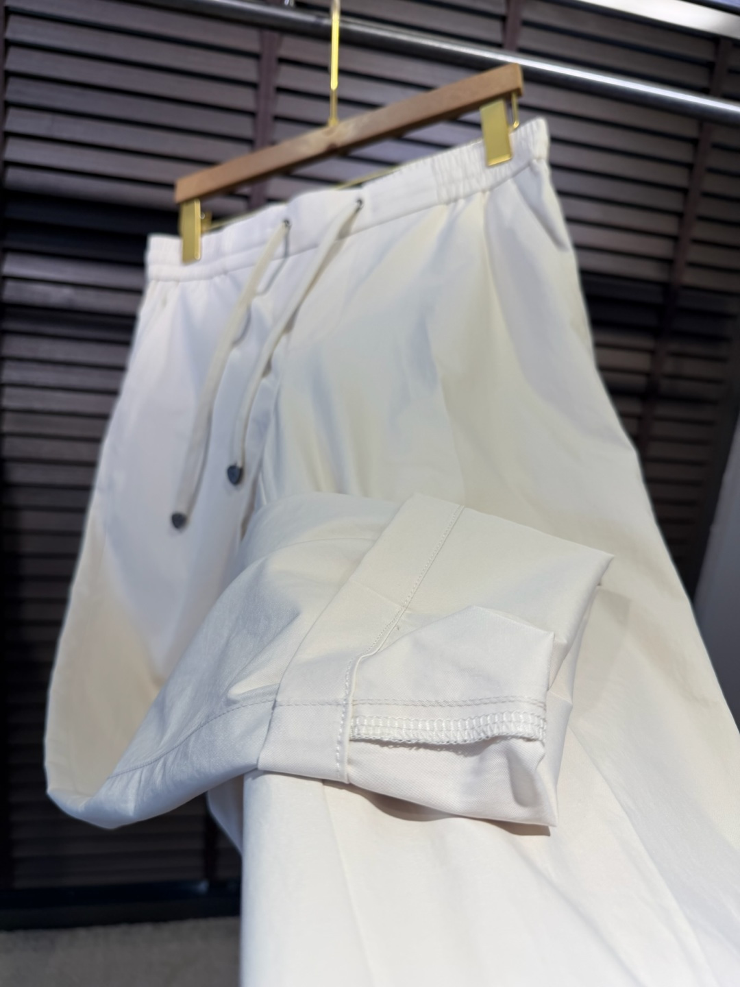 Bur&巴宝🎁2026SS新款休闲长裤。柜子最新款。采用定制锦纶➕桑蚕丝➕锦纶混合面料，立挺有型，自带清