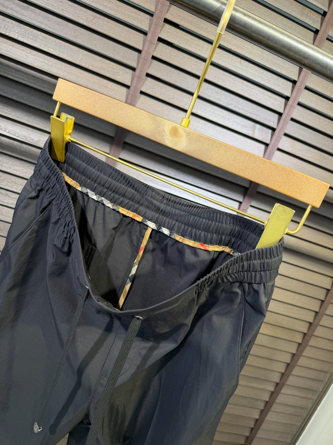 Bur&巴宝🎁2026SS新款休闲长裤。柜子最新款。采用定制锦纶➕桑蚕丝➕锦纶混合面料，立挺有型，自带清