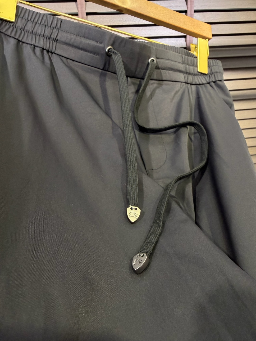 Bur&巴宝🎁2026SS新款休闲长裤。柜子最新款。采用定制锦纶➕桑蚕丝➕锦纶混合面料，立挺有型，自带清