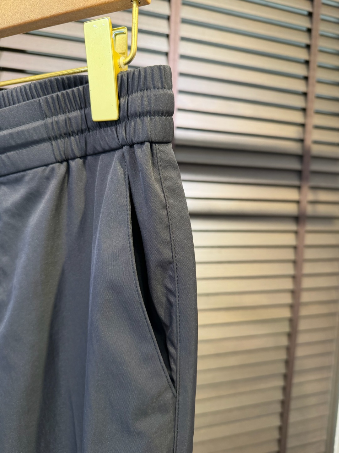 Bur&巴宝🎁2026SS新款休闲长裤。柜子最新款。采用定制锦纶➕桑蚕丝➕锦纶混合面料，立挺有型，自带清