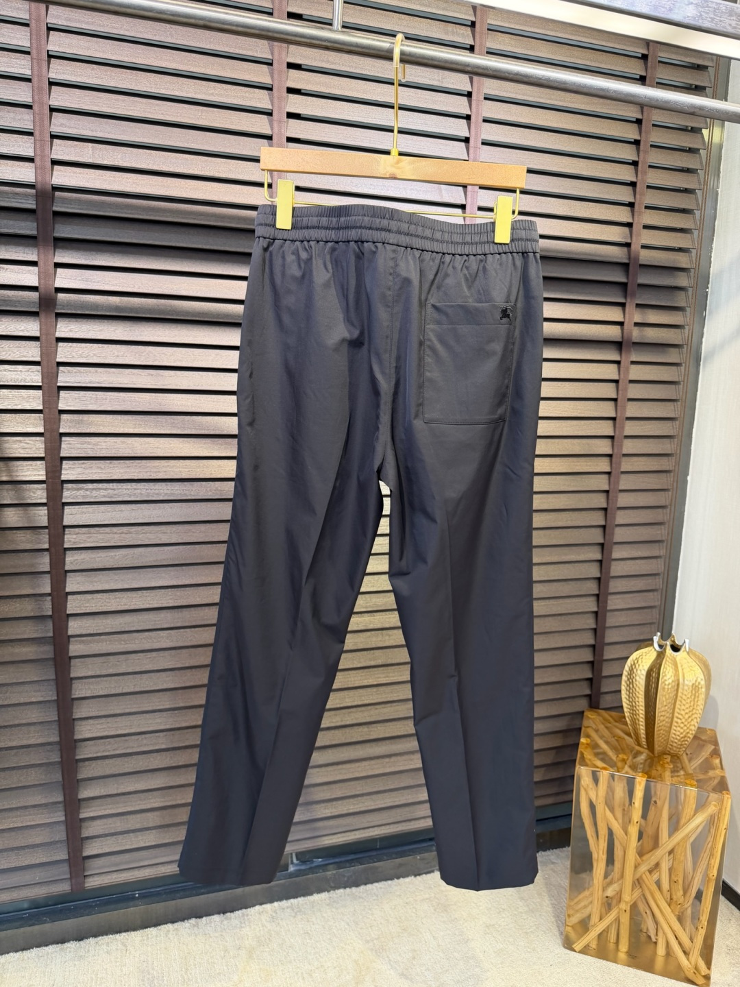 Bur&巴宝🎁2026SS新款休闲长裤。柜子最新款。采用定制锦纶➕桑蚕丝➕锦纶混合面料，立挺有型，自带清