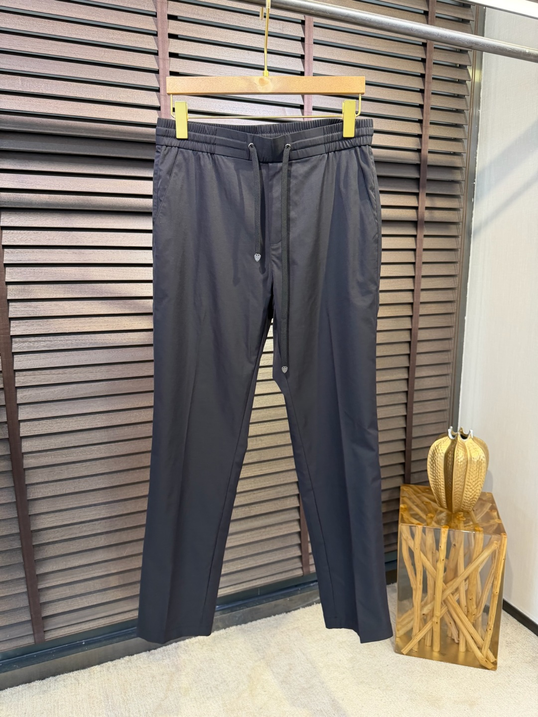 Bur&巴宝🎁2026SS新款休闲长裤。柜子最新款。采用定制锦纶➕桑蚕丝➕锦纶混合面料，立挺有型，自带清