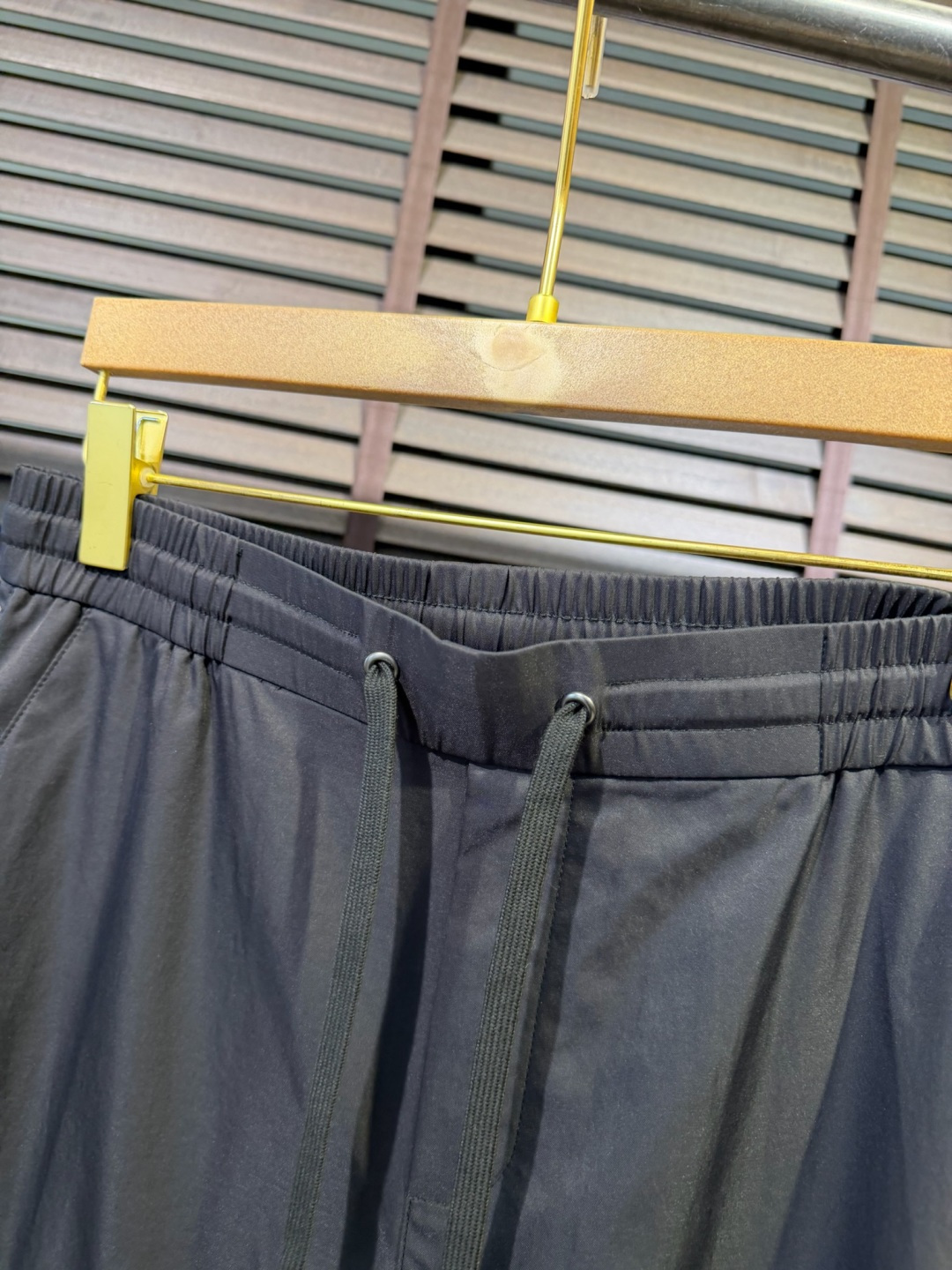 Bur&巴宝🎁2026SS新款休闲长裤。柜子最新款。采用定制锦纶➕桑蚕丝➕锦纶混合面料，立挺有型，自带清