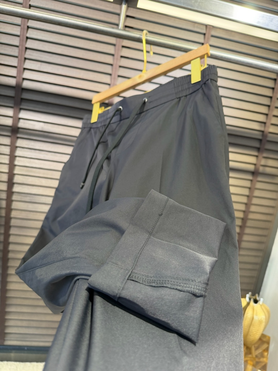 Bur&巴宝🎁2026SS新款休闲长裤。柜子最新款。采用定制锦纶➕桑蚕丝➕锦纶混合面料，立挺有型，自带清