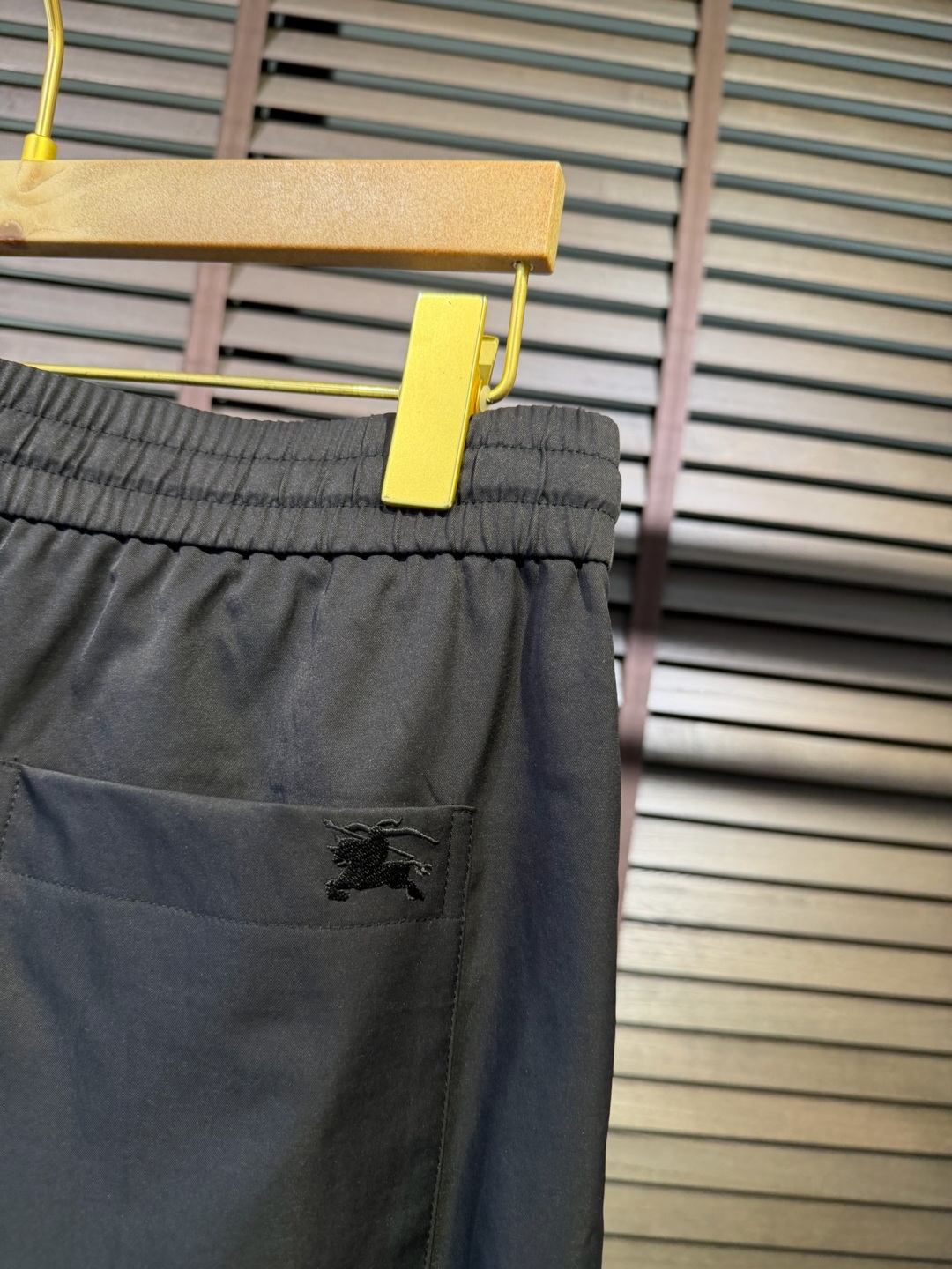 Bur&巴宝🎁2026SS新款休闲长裤。柜子最新款。采用定制锦纶➕桑蚕丝➕锦纶混合面料，立挺有型，自带清