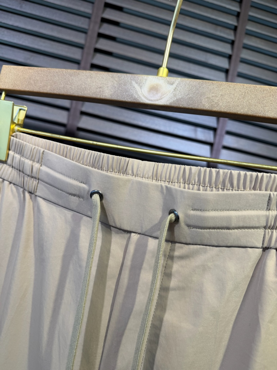 Bur&巴宝🎁2026SS新款休闲长裤。柜子最新款。采用定制锦纶➕桑蚕丝➕锦纶混合面料，立挺有型，自带清