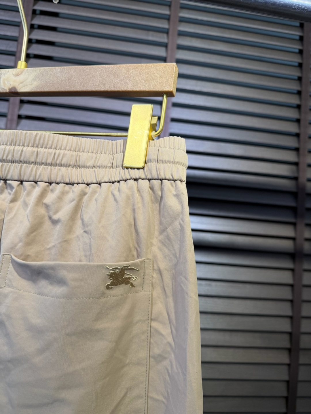 Bur&巴宝🎁2026SS新款休闲长裤。柜子最新款。采用定制锦纶➕桑蚕丝➕锦纶混合面料，立挺有型，自带清