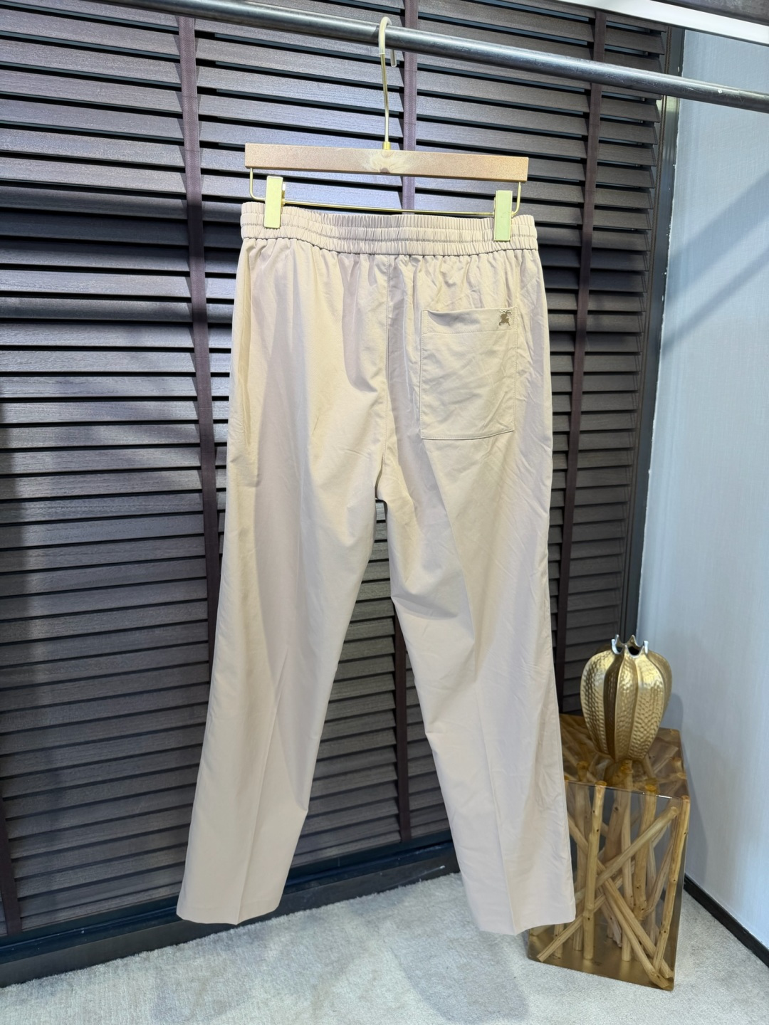 Bur&巴宝🎁2026SS新款休闲长裤。柜子最新款。采用定制锦纶➕桑蚕丝➕锦纶混合面料，立挺有型，自带清
