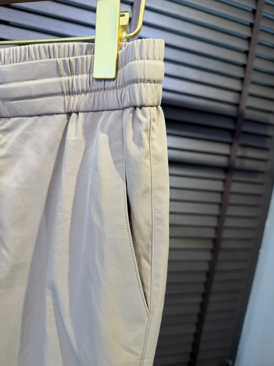Bur&巴宝🎁2026SS新款休闲长裤。柜子最新款。采用定制锦纶➕桑蚕丝➕锦纶混合面料，立挺有型，自带清