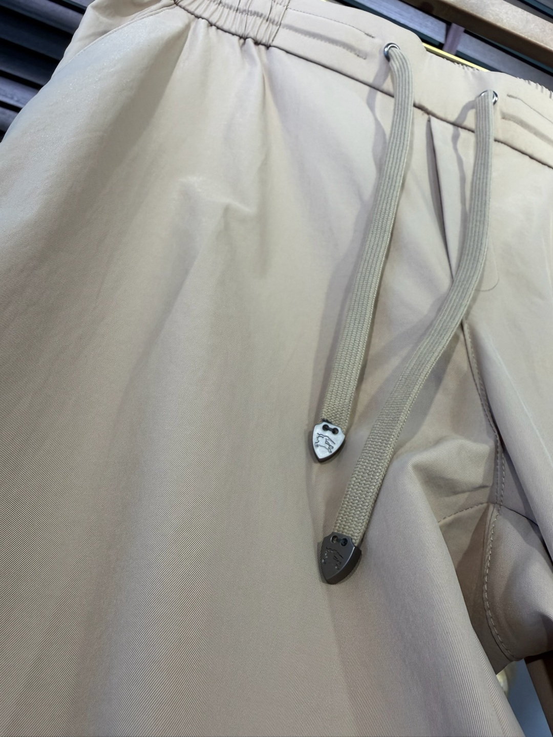 Bur&巴宝🎁2026SS新款休闲长裤。柜子最新款。采用定制锦纶➕桑蚕丝➕锦纶混合面料，立挺有型，自带清