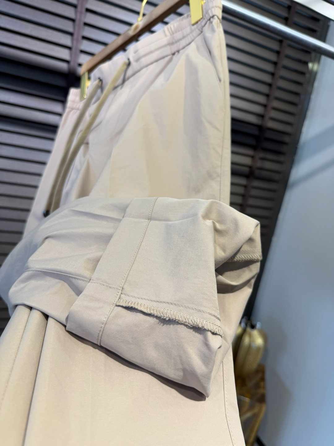 Bur&巴宝🎁2026SS新款休闲长裤。柜子最新款。采用定制锦纶➕桑蚕丝➕锦纶混合面料，立挺有型，自带清
