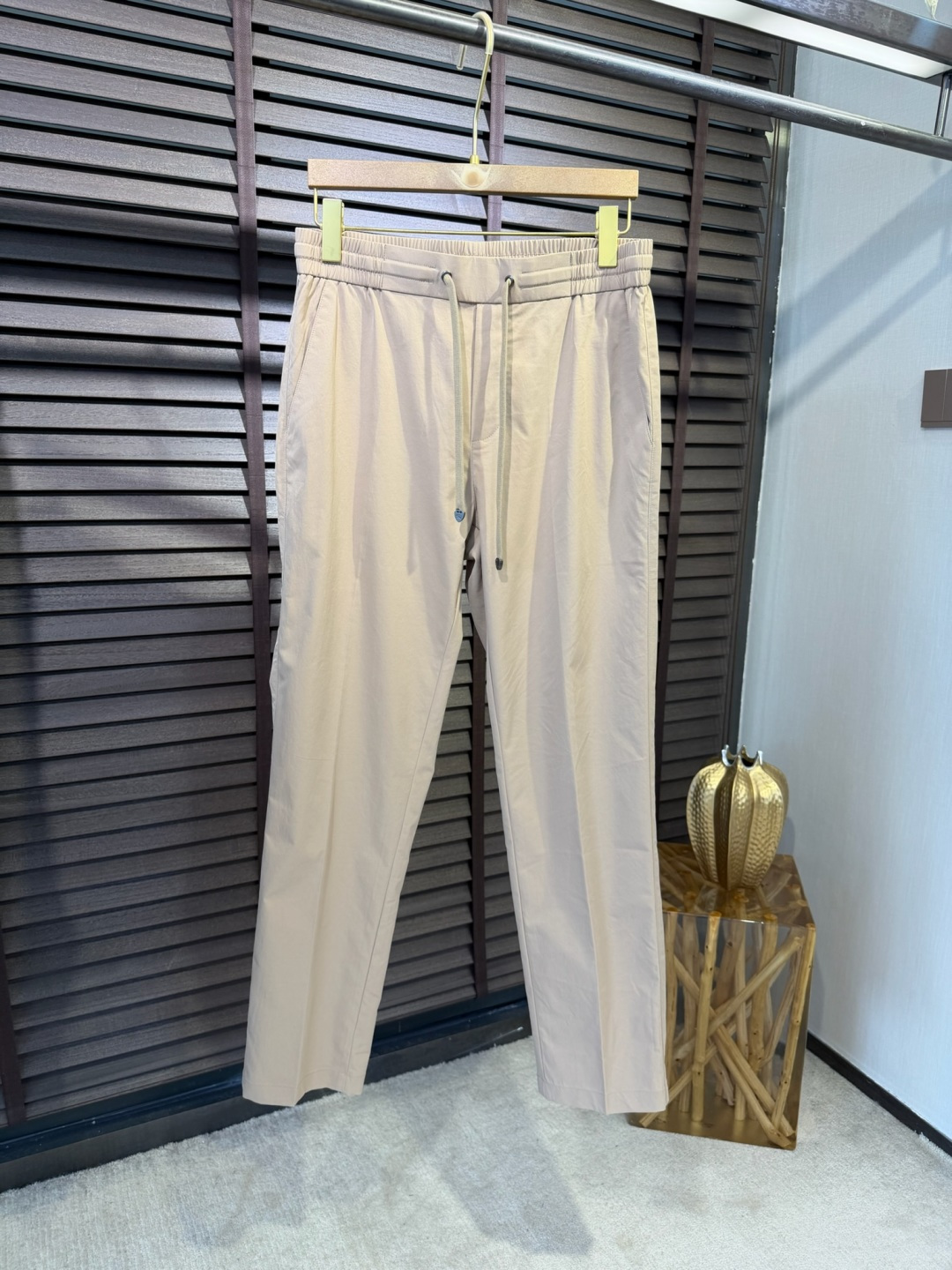 Bur&巴宝🎁2026SS新款休闲长裤。柜子最新款。采用定制锦纶➕桑蚕丝➕锦纶混合面料，立挺有型，自带清