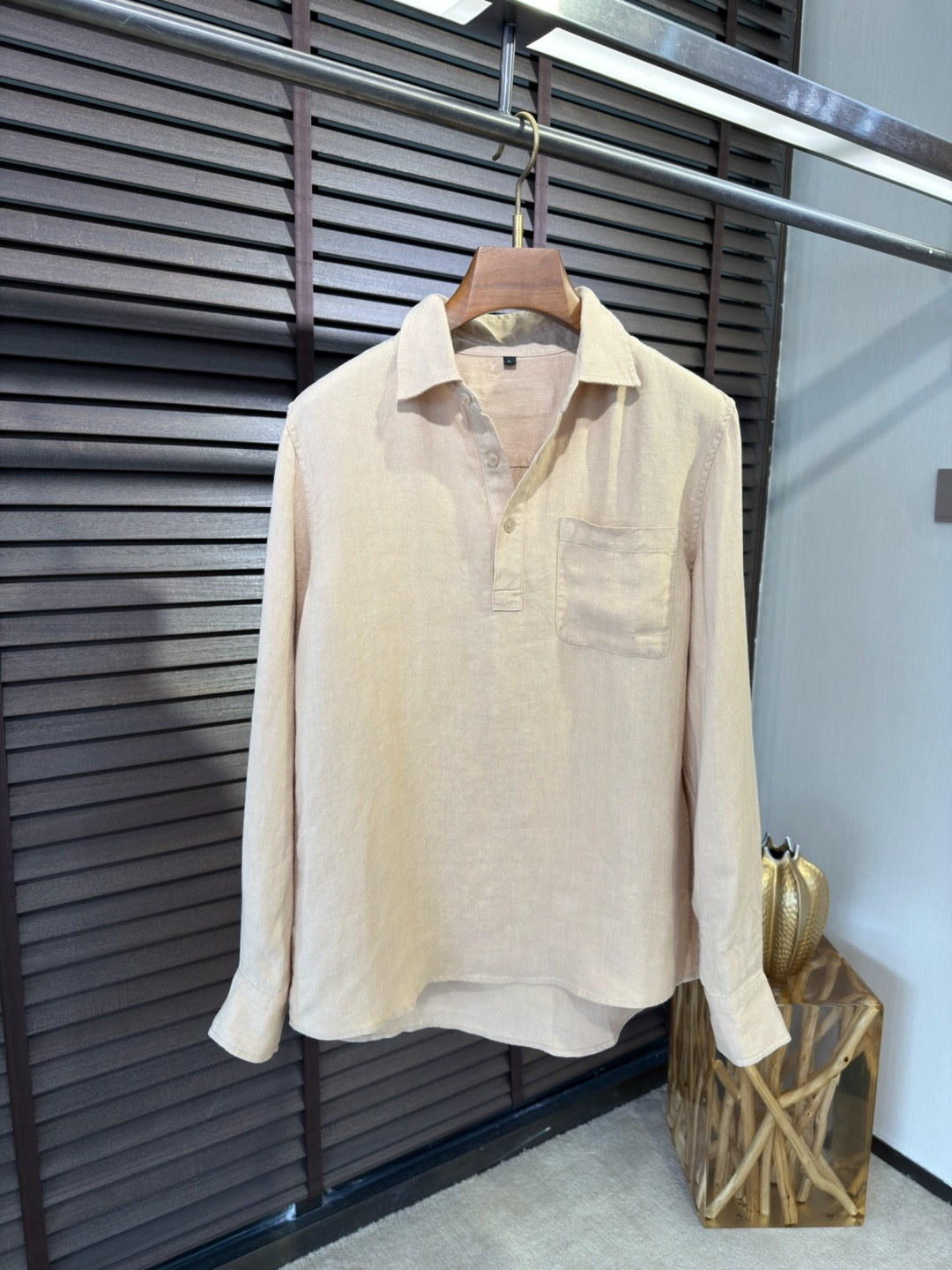 Zegn&杰尼🦷2026SS新款衬衣。采用高支数100%亚麻面料，自然光泽，非常高级，立挺有型。后颈饰以