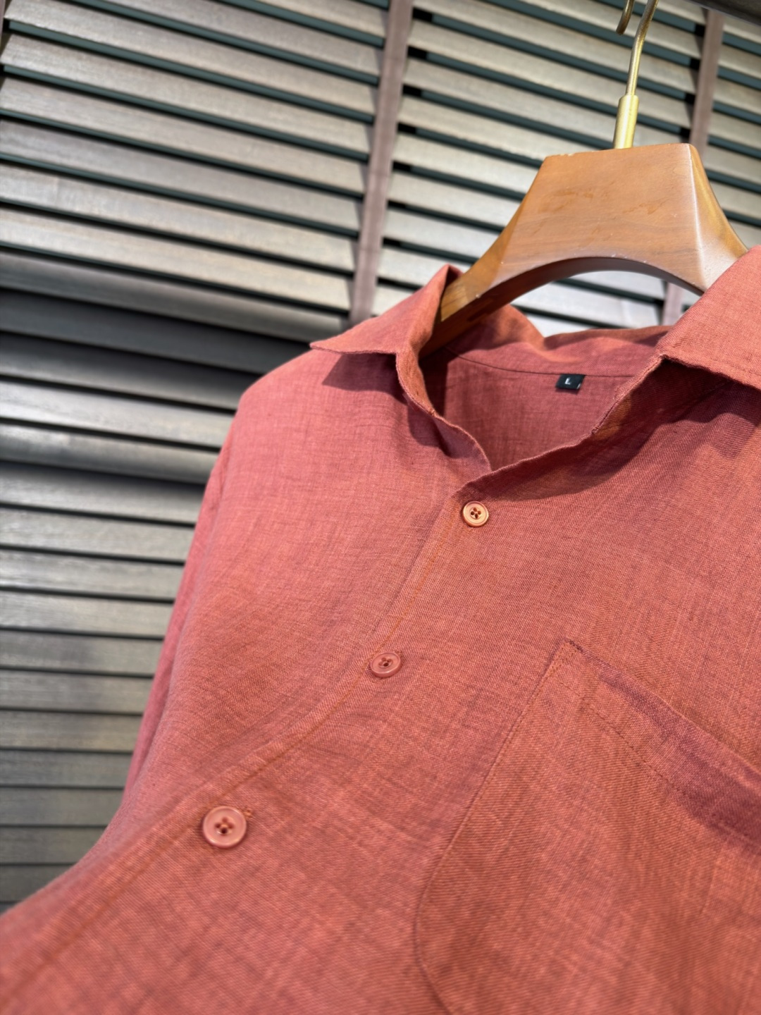 Loro Pian&Loro piana&诺悠翩雅2026SS新款衬衣。采用高支数100%亚麻面料，自然