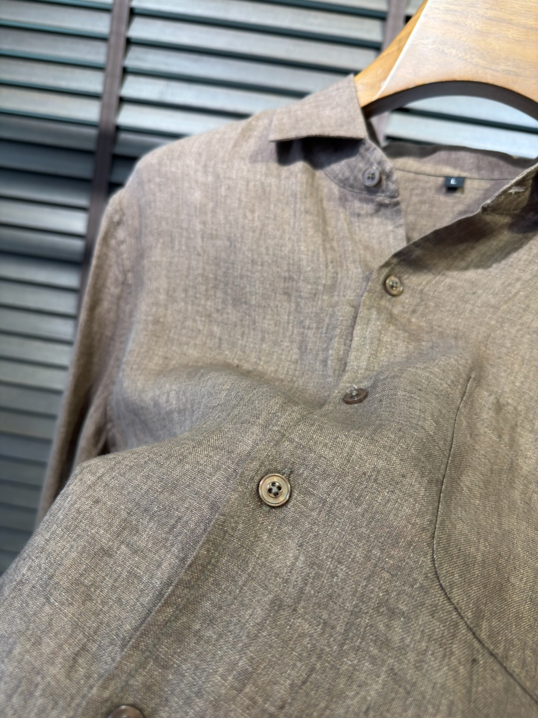 Loro Pian&Loro piana&诺悠翩雅2026SS新款衬衣。采用高支数100%亚麻面料，自然