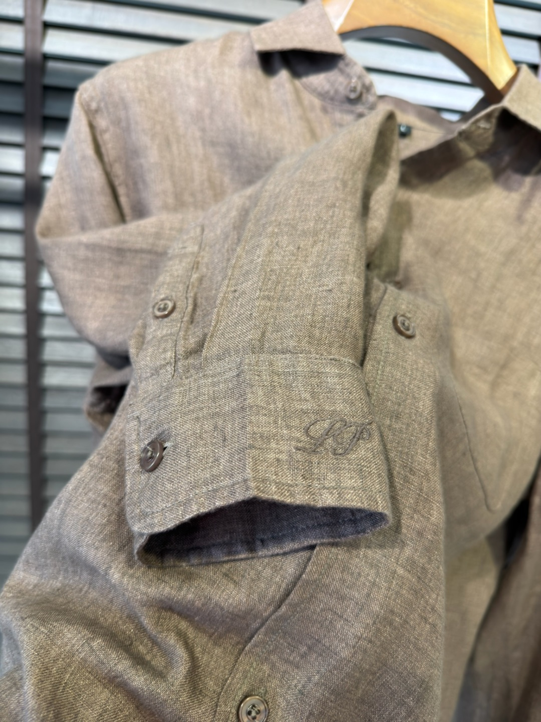 Loro Pian&Loro piana&诺悠翩雅2026SS新款衬衣。采用高支数100%亚麻面料，自然