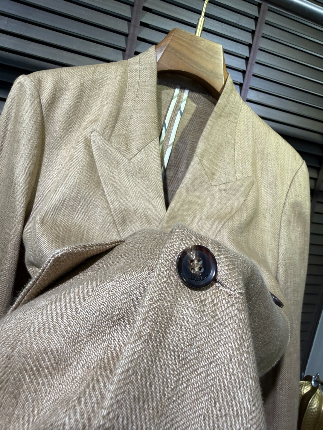 Loro Pian&Loro piana&诺悠翩雅2026SS新款西装。一体领设计，高端大气；采用100