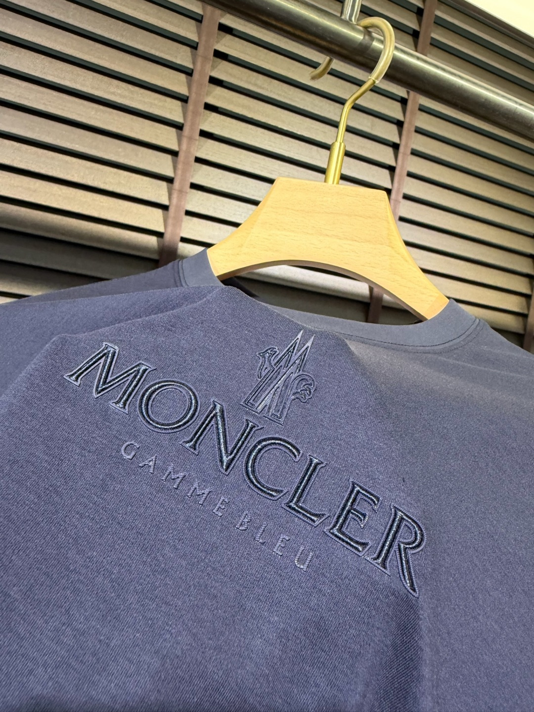 Moncl&蒙👄2026SS新款圆领T。柜子最新款。采用定制高支数莫代尔➕棉➕氨纶混纺面料，抗皱吸汗速干