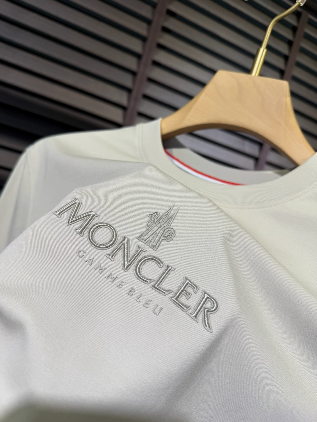 Moncl&蒙👄2026SS新款圆领T。柜子最新款。采用定制高支数莫代尔➕棉➕氨纶混纺面料，抗皱吸汗速干