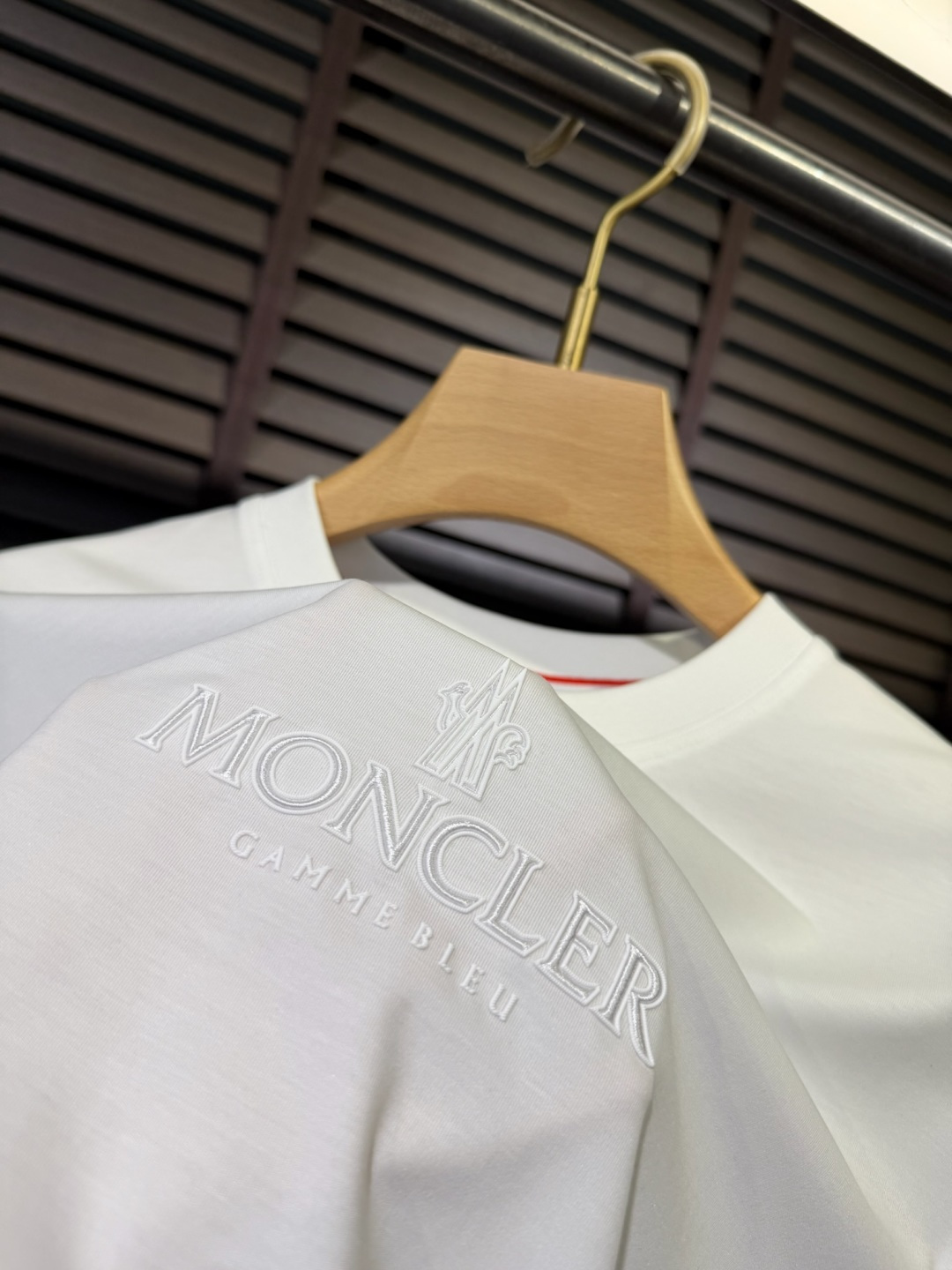 Moncl&蒙👄2026SS新款圆领T。柜子最新款。采用定制高支数莫代尔➕棉➕氨纶混纺面料，抗皱吸汗速干