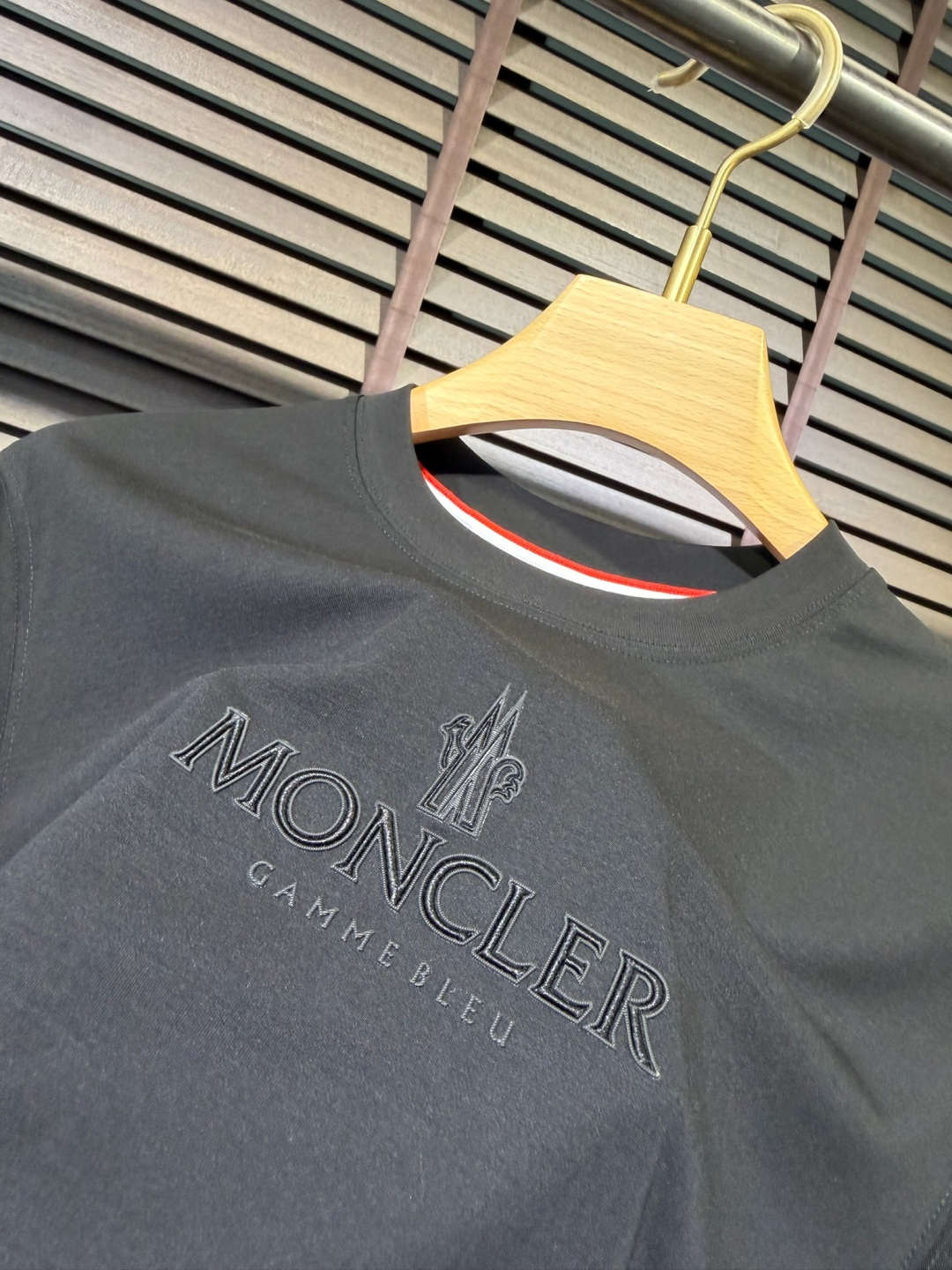 Moncl&蒙👄2026SS新款圆领T。柜子最新款。采用定制高支数莫代尔➕棉➕氨纶混纺面料，抗皱吸汗速干