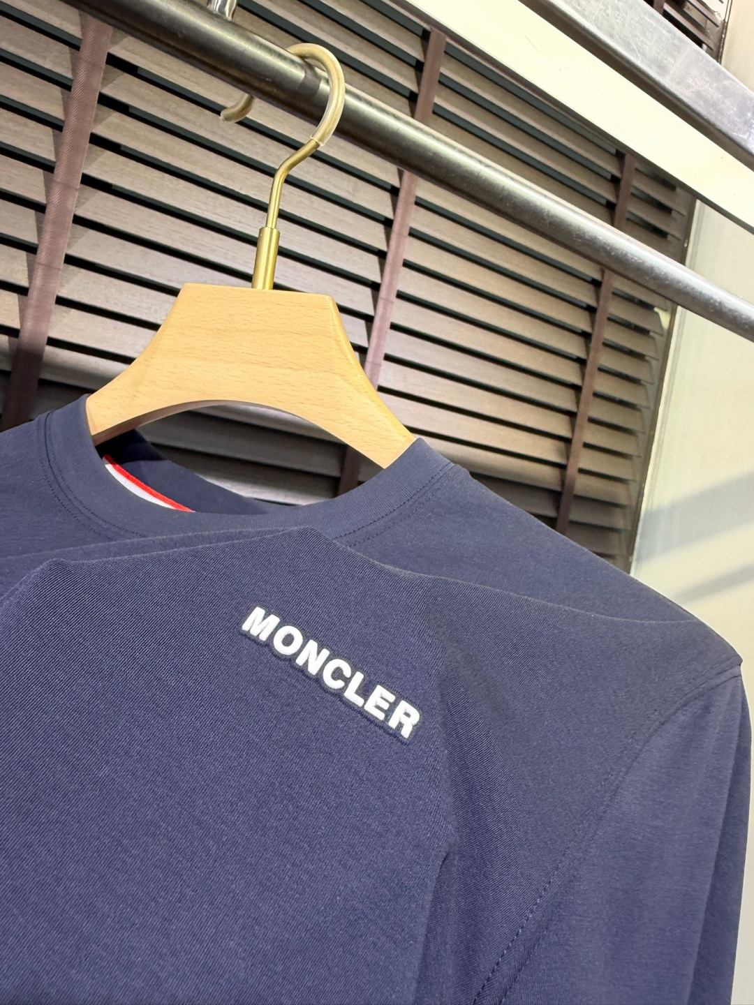 Moncl&蒙👄2026SS新款圆领T。柜子最新款。采用定制高支数莫代尔➕棉➕氨纶混纺面料，抗皱吸汗速干