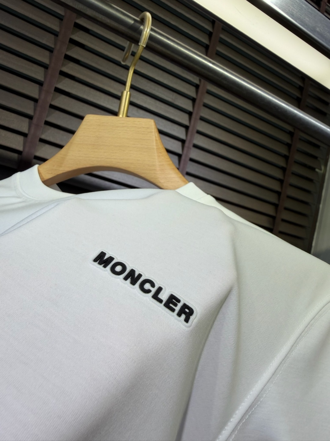 Moncl&蒙👄2026SS新款圆领T。柜子最新款。采用定制高支数莫代尔➕棉➕氨纶混纺面料，抗皱吸汗速干