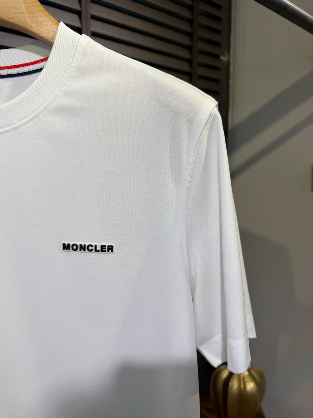 Moncl&蒙👄2026SS新款圆领T。柜子最新款。采用定制高支数莫代尔➕棉➕氨纶混纺面料，抗皱吸汗速干